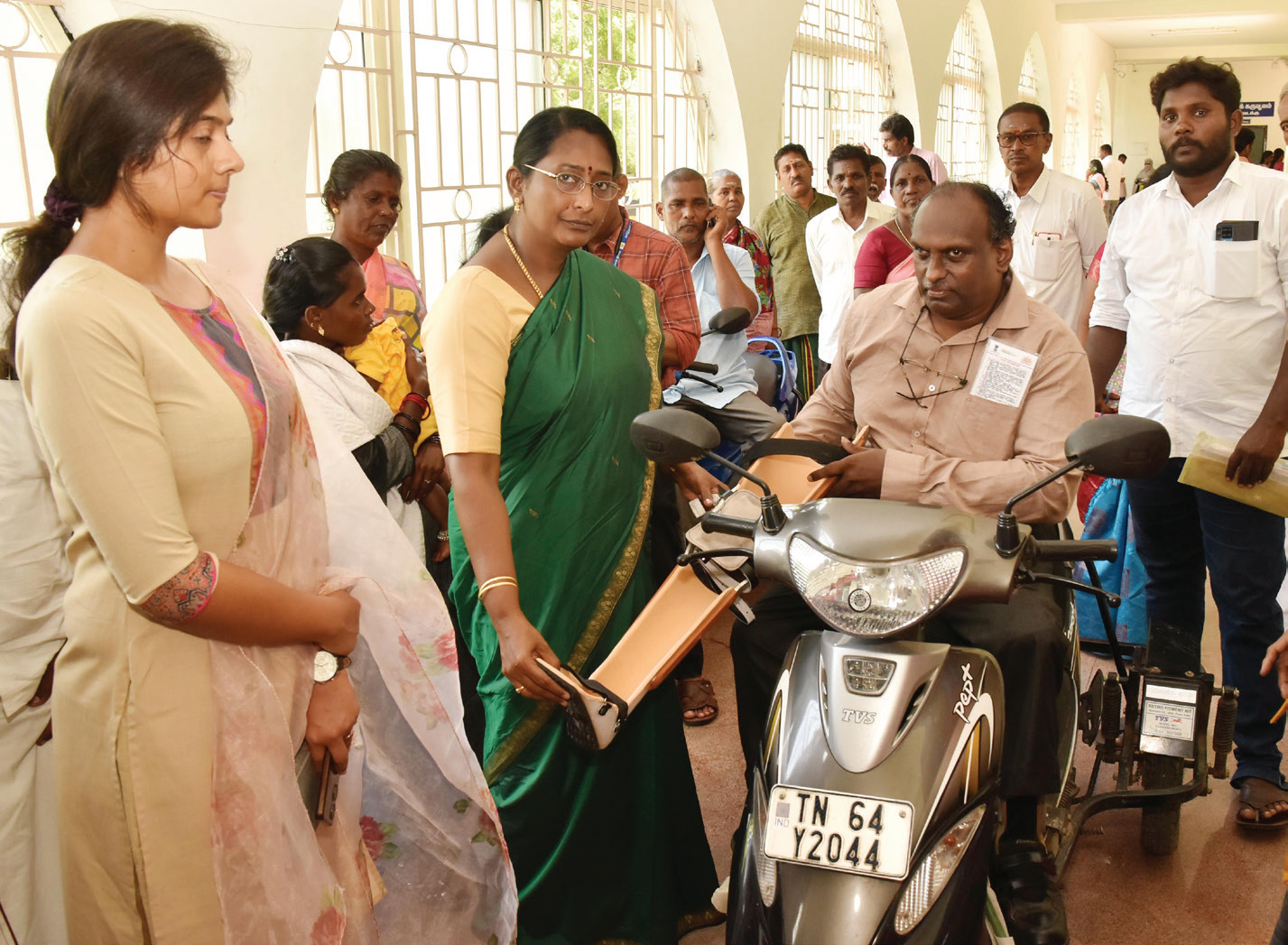 மதுரை மாவட்ட ஆட்சியர் குறைதீர்க்கும் நாளில் மாற்றுத்திறனாளிக்கு நவீன செயற்கை கால் மாவட்ட ஆட்சித்தலைவர் சங்கீதா வழங்கினார். உதவி ஆட்சியர்(பயிற்சி) வைஷ்ணவி பால் உடன் உள்ளார