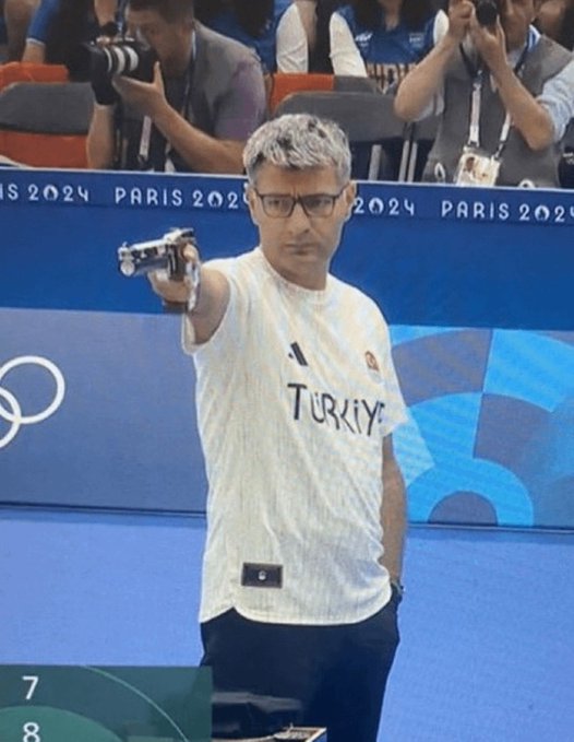 Olympics 2024: பாதுகாப்பு உபகரணங்கள் இல்லாமல் அசால்டாக நின்று வெள்ளிப் பதக்கம் வென்ற துருக்கி வீரர்!