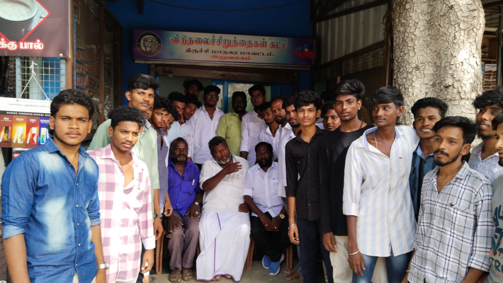 25க்கும் மேற்பட்ட இஸ்லாமிய இளைஞர்கள் தங்களை சிறுத்தைகளாக இனைத்துக் கொண்டனர்..
