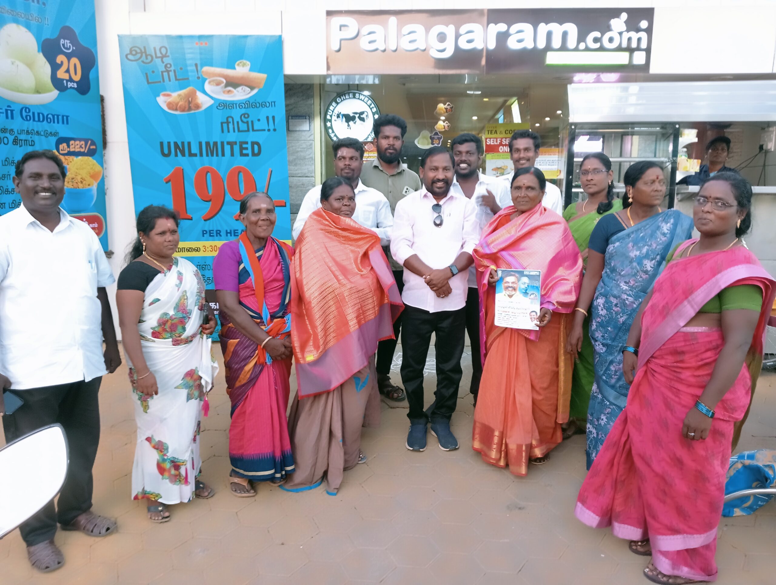சிதம்பரத்தில் புதியதாக தேர்ந்தெடுக்கப்பட்ட மகளிர் விடுதலை இயக்கத்தைச் சார்ந்த நிர்வாகிகள் கட்சியின் மாவட்ட செயலாளரை சந்தித்து வாழ்த்து பெற்றனர்.
