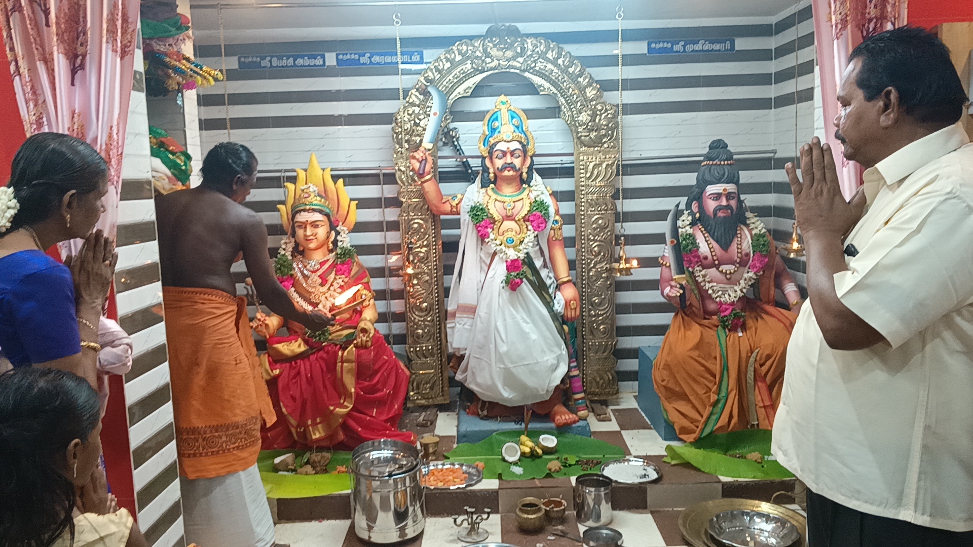சேரன்மகாதேவி, மாவடி தெருவில் அமைந்திருக்கும் அருள் மிகு ஸ்ரீ அரவலமாடன் சாமி , மற்றும் அருள்மிகு ஸ்ரீ பேச்சி அம்மன் வீற்றிருக்கும் திருக்கோவிலில் இன்று வரலட்சுமி விரத சிறப்பு பூஜை சிறப்பாக நடைப்பெற்றது