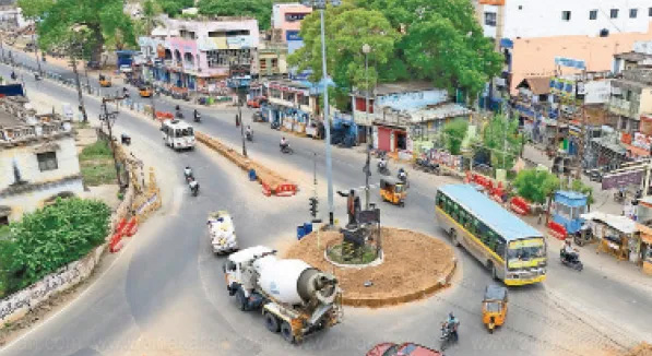 நெல்லை சந்திப்பு  அண்ணா சிலை அருகே நிரந்தர ரவுண்டானா சிக்னல் இன்றி கடந்து செல்லலாம்.