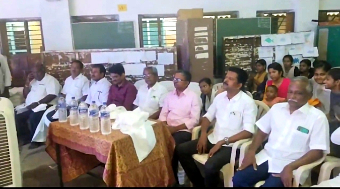 பயின்ற பள்ளிக்கு நாற்காலி மேஜைகள் உள்ளிட்ட நலத்திட்ட உதவிகளை கொடுத்த முன்னாள் மாணவர்கள்