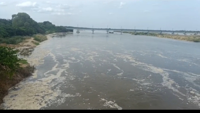 கொள்ளிடம் ஆற்றில் நிரம்பி வரும் தண்ணீர் வீணாக கடலில் கலக்கிறது.