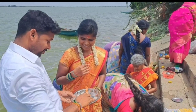 ஆடிப்பெருக்கு புதிதாய் வந்த காவிரி தண்ணீரில் புதுமண தம்பதிகள் விவசாயிகள் என பலரும் சிறப்பு வழிபாடு