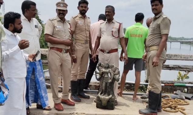 கடலூர் மாவட்டம் சிதம்பரம் அருகில் உள்ளபுவனகிரி வெள்ளாற்று நீரில் இருந்து சுமார் 500 ஆண்டுகால பழமை வாய்ந்த துர்க்கை அம்மன் கல் சிலை கண்டெடுப்பு