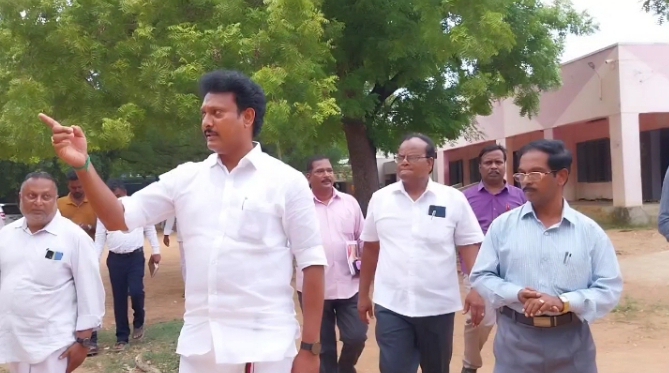 தமிழக பள்ளி க் கல்வித்துறை அமைச்சர் அன்பில் மகேஷ் திடீரென்று லால்பேட்டையில் உள்ள அரசினர் உயர்நிலைப் பள்ளியை ஆய்வு