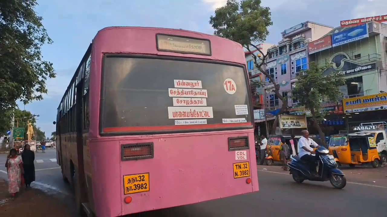 நடுவழியில் ரிப்பேரான அரசு பேருந்துஇறக்கி விடப்பட்ட பயணிகள்மிகுந்த வேதனை அடைந்தனர்