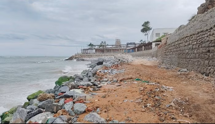 திருச்செந்தூர்: கடல் அரிப்பினைத் தடுக்க நவீனத் தொழில்நுட்பத்தில் சுவர் அமைக்கும் பணி தொடக்கம்!