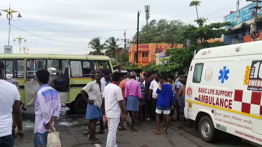 திருச்சி ஏர்போர்ட் விமான நிலையம் அருகே  ஆல்பா பள்ளி வாகனங்கள்  நேருக்கு நேர் மோதி 8பள்ளி மாணவர்கள் ஆசிரியை ஒருவர் படுகாயம்