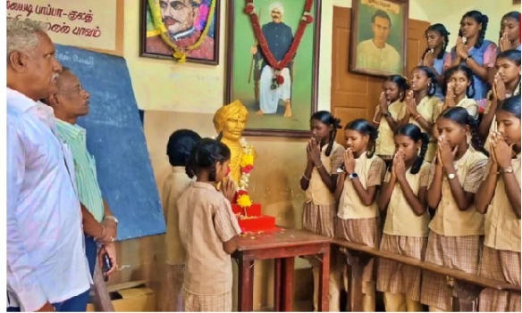 மகாகவி பாரதியார் நினைவு நாள்: அவர் படித்த வகுப்பறையில் இசை அஞ்சலி செலுத்திய நெல்லை பள்ளி மாணவிகள்!