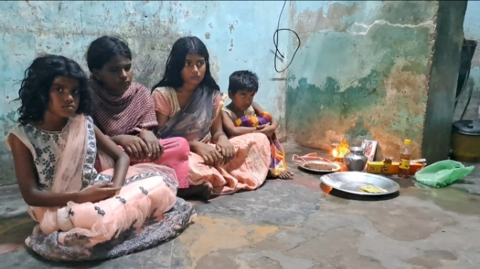 சேத்தியாத்தோப்பு அருகே தாய் தந்தையை இழந்த 4 சிறுமிகள் உதவி கோரிக்கை!