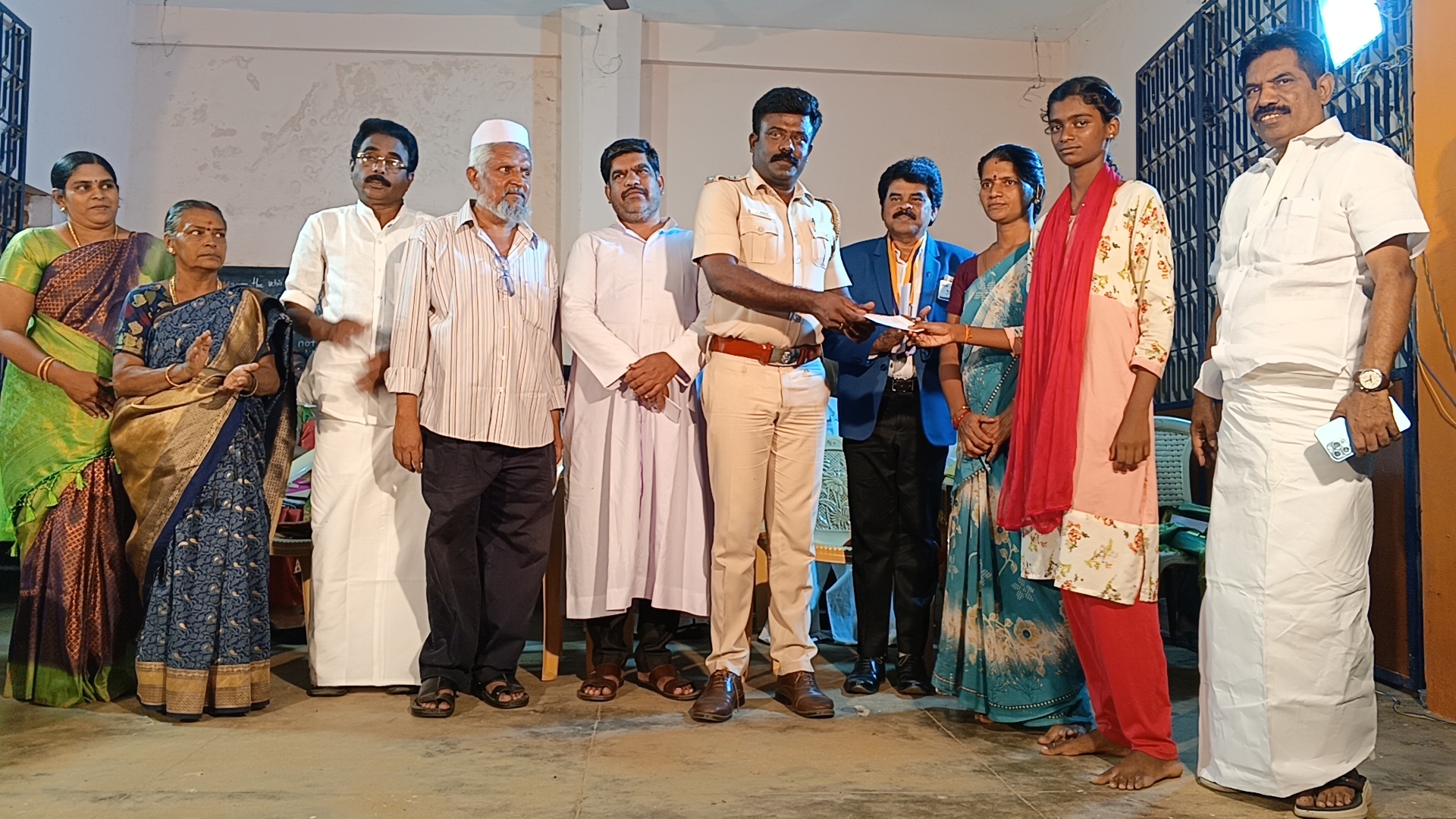 வீரவநல்லூர்அல்ஃபா டிரஸ்ட் மற்றும் ஐ .எம்.ஜே. ட்ரஸ்ட் சார்பில் அனைத்து சமுதாய ஏழை மக்களுக்கும் நலத்திட்ட உதவி வழங்கும் விழா!