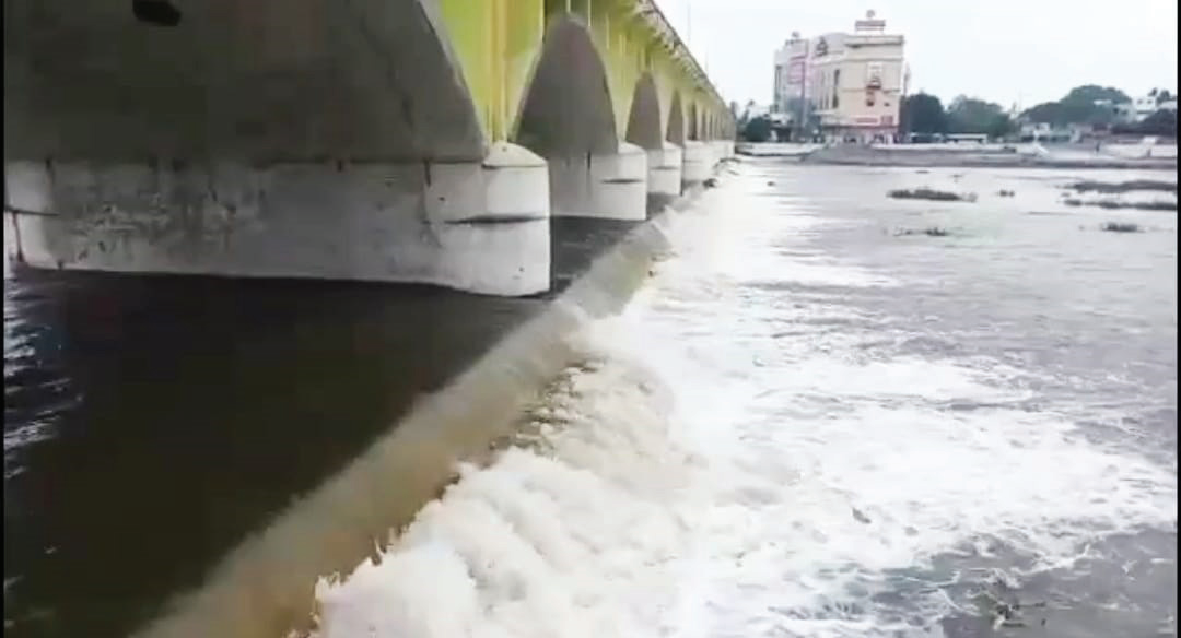 மதுரையில் தொடர்கனமழை.. வைகையில்  பெருக்கெடுத்து ஓடும் வெள்ளநீர்!!