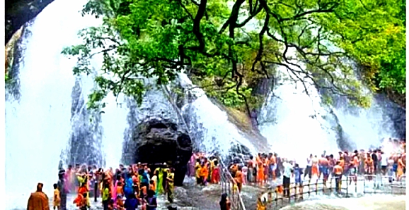 மேற்கு தொடர்ச்சி மலைப்பகுதிகளில் கனமழை தொடர்விடுமுறையால் அருவிகளில் குவிந்த மக்கள்!