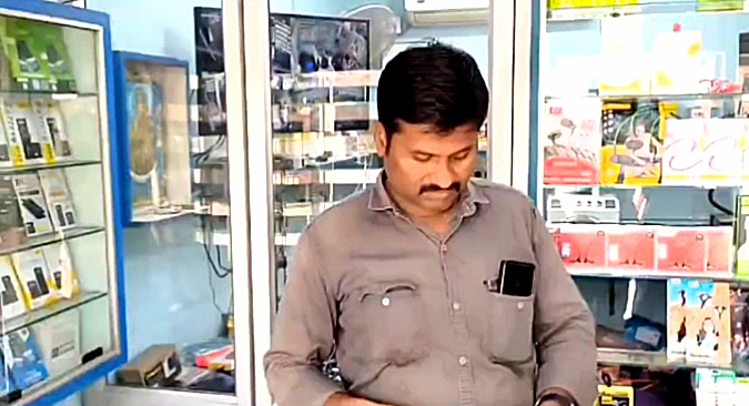 காட்டுமன்னார்கோயில் அருகே செல்போன் கடையில் திருடும் வீடியோ வைரலாகி பரபரப்பு ஏற்படுத்தியது