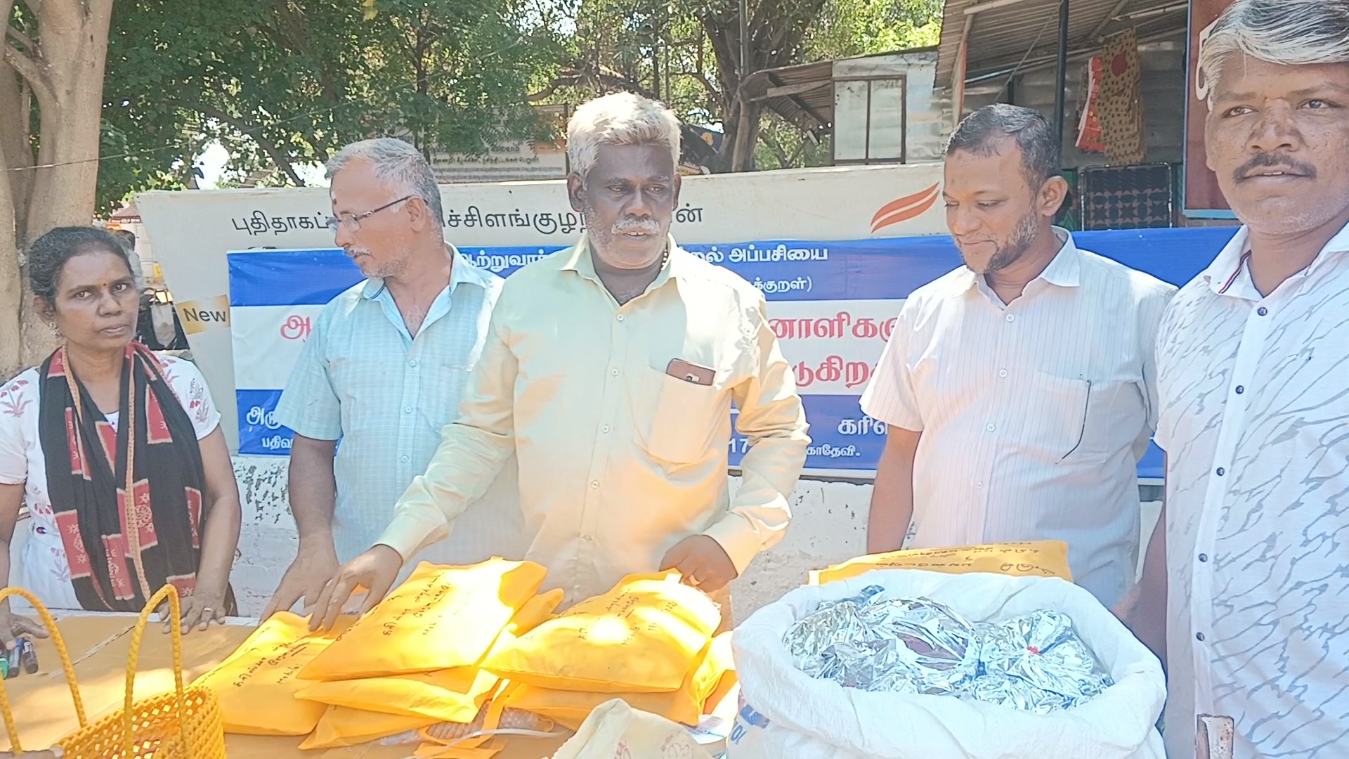 அருவி பவுண்டேஷன் & கரிஷ்மா அறக்கட்டளை சார்பில் தீபாவளியை முன்னிட்டு ஆதரவற்ற, மனநலம் பாதிப்பால் கைவிடப்பட்டவர்களுக்கு உணவும் புது துணிகளும் வழங்கப்பட்டது.