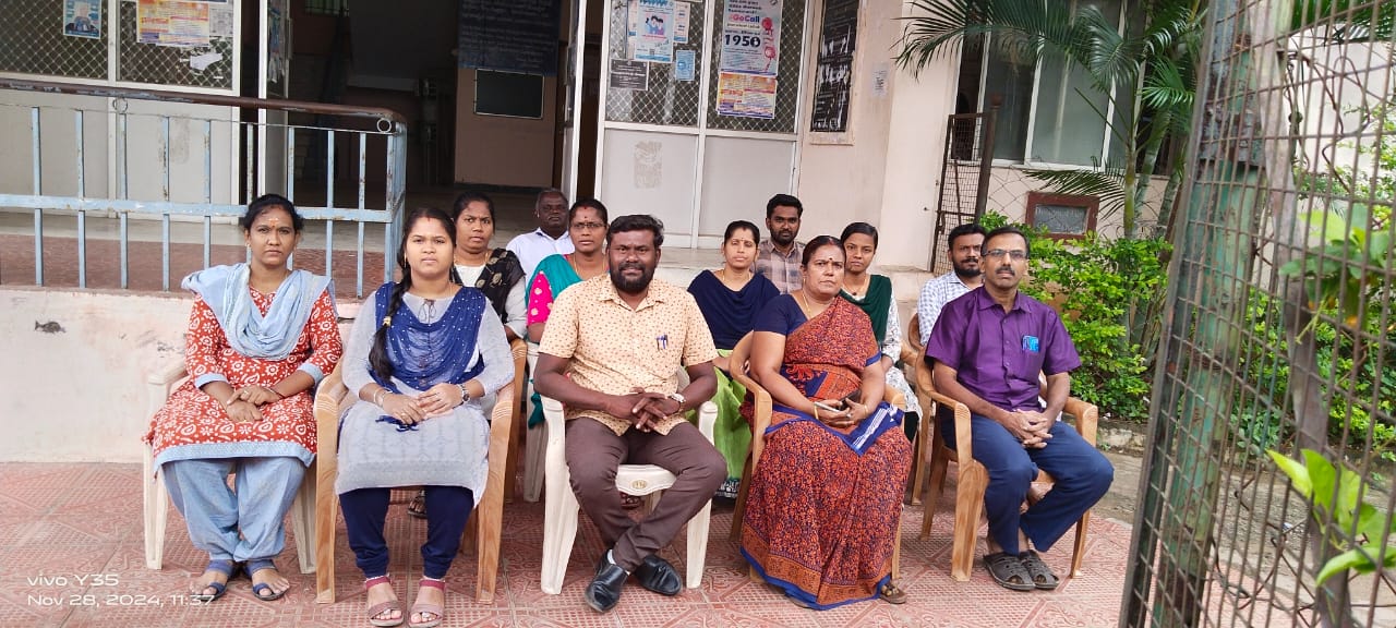தமிழ்நாடு வருவாய் அலுவலர் சங்கம் சார்பில் 3வது நாளாக தொடரும் காத்திருப்பு போராட்டம் நடைபெற்று வருகிறது.