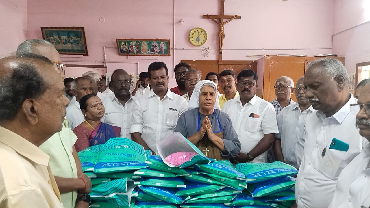 அன்பில் மகேஷ் பொய்யாமொழி பிறந்த நாளை முன்னிட்டு  உள்ள முதியோர் இல்லத்தில் அன்னதானம்