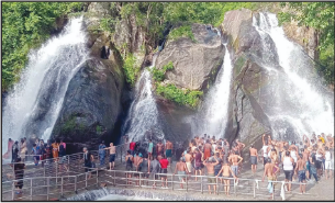 குற்றாலம் அருவிகளில் சுற்றுலா பயணிகள் ஆனந்த குளியல்