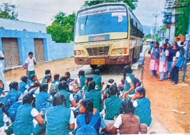 கல்லிடைக்குறிச்சி அருகே கூடுதல் பேருந்து வசதி கோரி பள்ளி மாணவர்கள் திடீர் மறியல்
