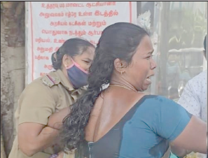 போலீஸ் தாக்கியதாக கூறி பெண் தையல் தொழிலாளி தீக்குளிக்க முயற்சி!  குமரி கலெக்டர் அலுவலகத்தில் பரபரப்பு!!