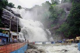 தொடர் மழையால் தண்ணீர் வரத்து அதிகரிப்பு குற்றால அருவிகளில் குளிக்க தடை நீட்டிப்பு