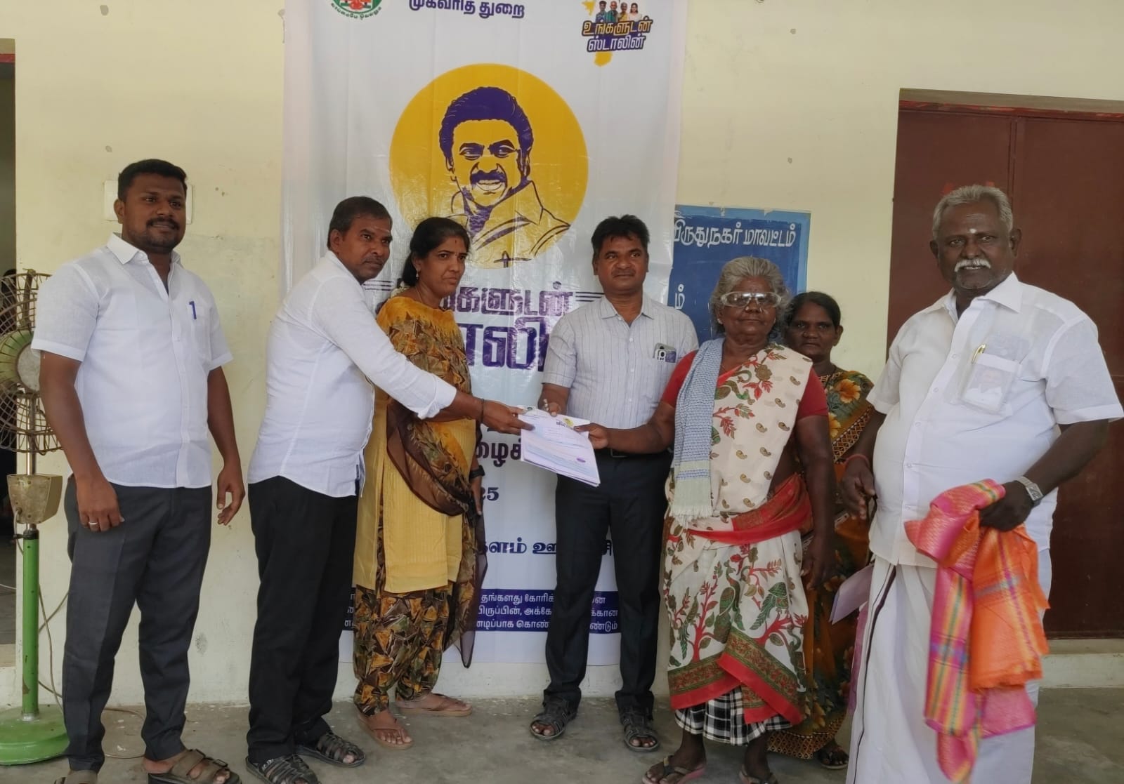 உங்களுடன் ஸ்டாலின் திட்ட சிறப்பு முகாமில் கோரிக்கைகளை மனுக்களாக அளித்தனர்!