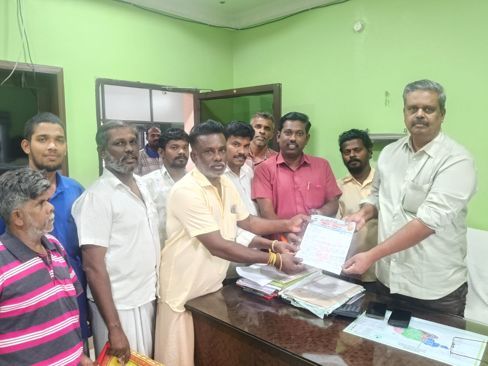 மூன்று சிறுமிகளை அடுத்தடுத்து தெரு நாய் கடித்ததால் பொதுமக்கள், முதியோர்கள், குழந்தைகள் வெளியே செல்ல அச்சப்படுகின்றனர்.