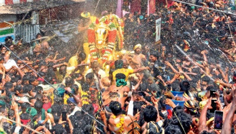 தங்கக்குதிரை வாகனத்தில் பச்சை பட்டு உடுத்தி வைகை ஆற்றில் இறங்கினார் அழகர்: ‘கோவிந்தா… கோவிந்தா…’ கோஷம் விண்ணை பிளக்க பல லட்சம் பக்தர்கள் தரிசனம்