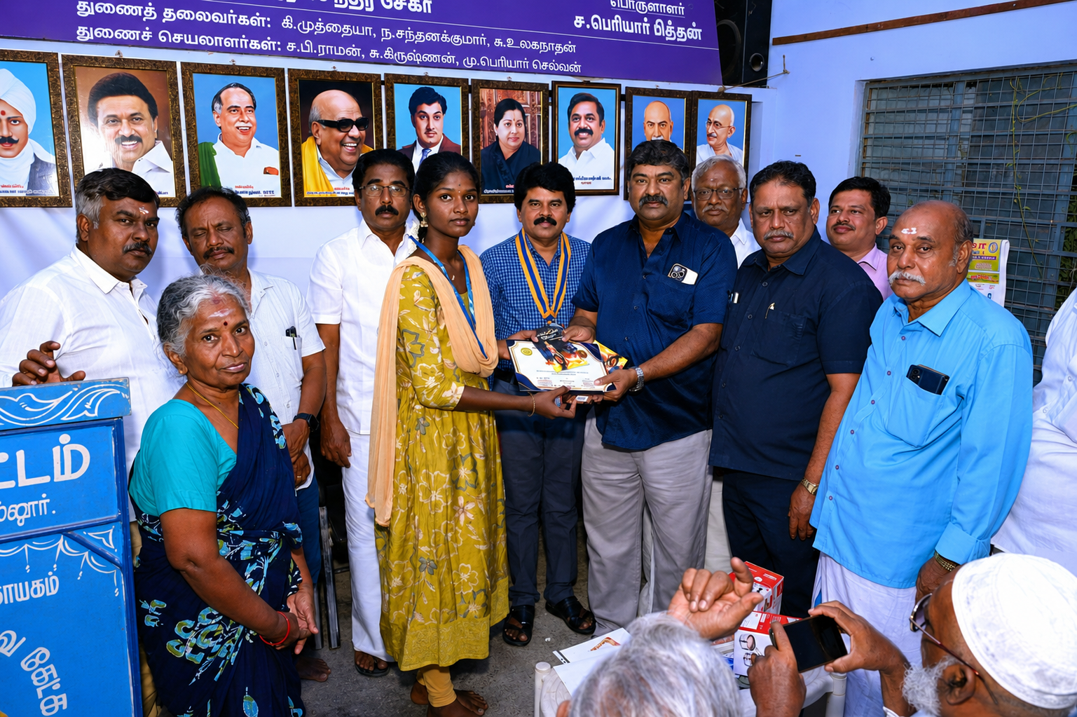பொதுத்தேர்வில் சாதனை படைத்த மாணவர்களுக்கு பாராட்டு விழா வீரவநல்லூரில் வாசகர் வட்டம் – சுழற்கழகம் இணைந்து கௌரவிப்பு