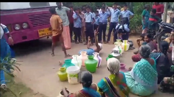 4 மாதங்களாக குடிநீர் வழங்காததை கண்டித்து அரசு பேருந்தை மறித்து பொதுமக்கள் சாலை மறியல்