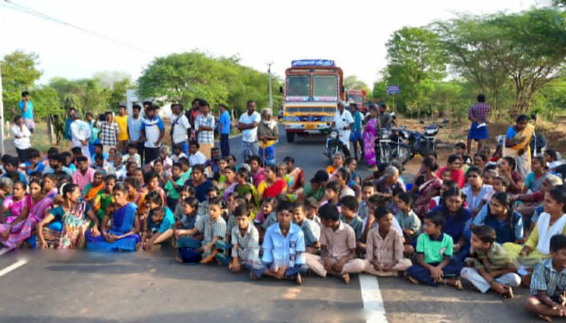 தங்களது ஊர் பெயரை மாற்றியதை கண்டித்து மணப்பாறை அருகே மக்கள் சாலை மறியல்