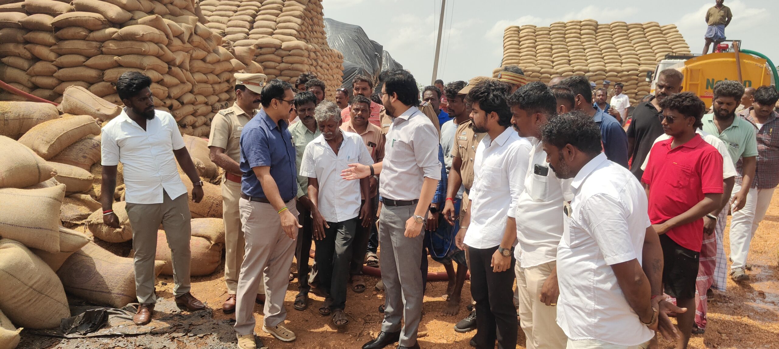 ஆலங்குளம் அரசு நெல் குடோனில் மர்ம தீவிபத்து: சேதமடைந்த பகுதிகளை நேரில் ஆய்வு செய்த தென்காசி மாவட்ட ஆட்சியர் ரஞ்சித் சிங் – பாதுகாப்பு குறைபாடுகள் கண்டறிதல், விரிவான விசாரணைக்கு உத்தரவு