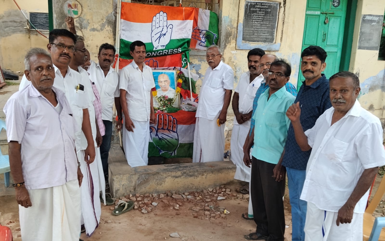 வீரவநல்லூரில் பெருந்தலைவர் காமராஜர் பிறந்தநாள் விழா: திருவுருவப்படத்திற்கு மாலை அணிவித்து இனிப்பு வழங்கி கொண்டாட்டம்