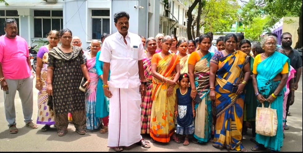 திருச்சி 25வது வார்டில் ரூ.60 லட்சம் மதிப்பிலான பூங்கா பணிகளை விரைந்து முடிக்கக் கோரி மாநகராட்சியில் கவுன்சிலர் நாகராஜ் மனு
