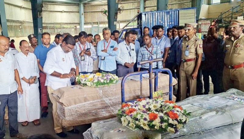 வியட்நாம் படகு விபத்தில் உயிரிழந்த 10 தமிழர்கள் உடல்கள் விமானத்தில் சென்னை, கோவைக்கு வந்தன: சொந்த ஊர்களுக்கு அனுப்பி வைப்பு