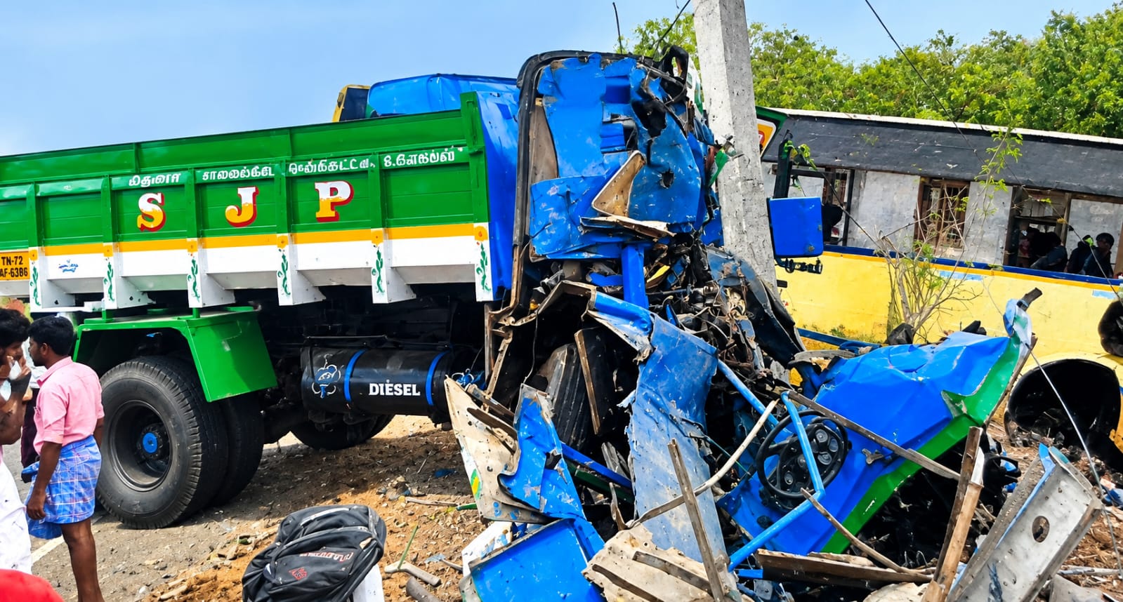 ‎நெல்லை அருகே பயங்கர விபத்து! அரசு பஸ் – லாரி நேருக்கு நேர் மோதி நடத்துனர் பலி ‎!!இருவர் சீரியஸ்-20க்கும் மேற்பட்டோர் படுகாயம்