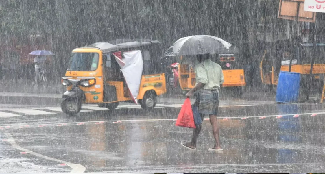 தமிழகத்தில் வெளுத்து வாங்கும் கனமழை.. உங்க மாவட்டத்தில் வாய்ப்பு இருக்கா?